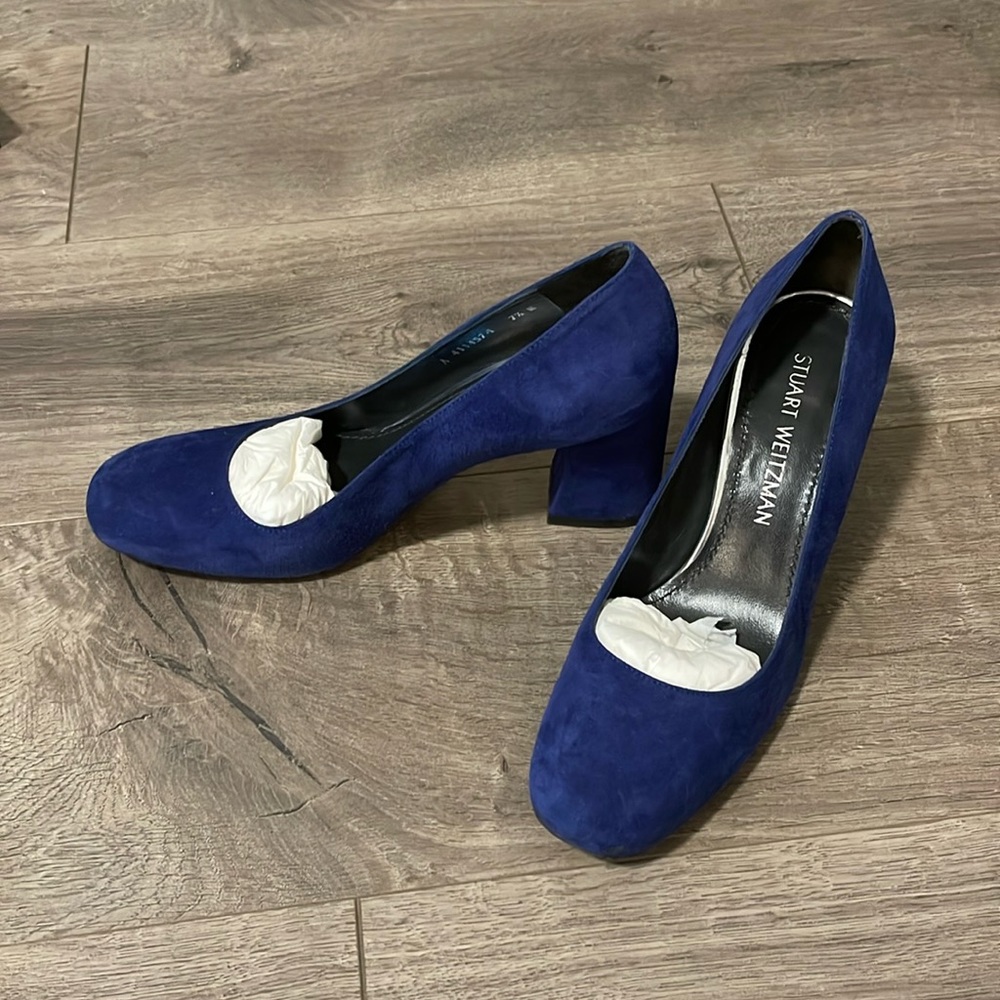 Juicy blue suede pump.